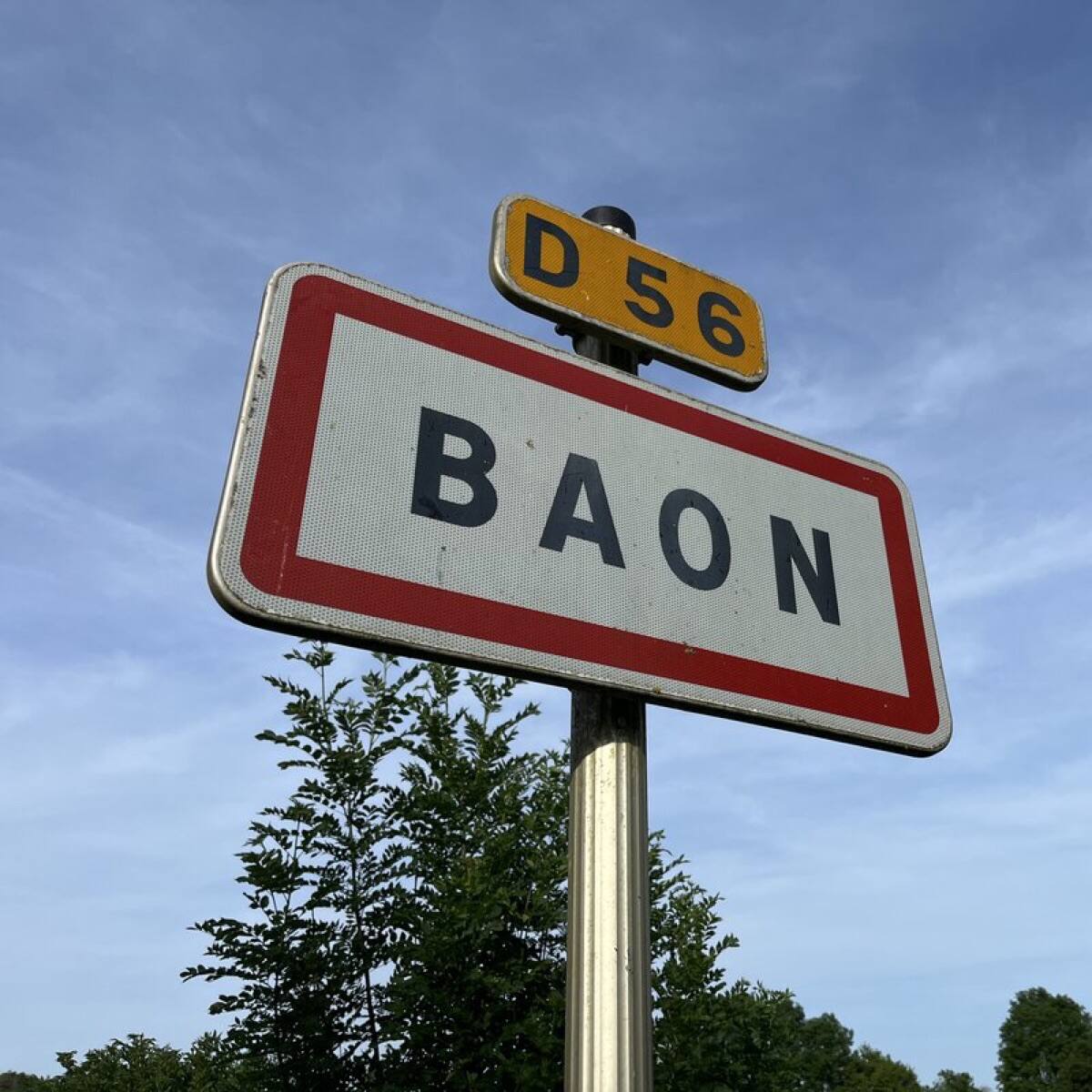 Panneau d'entrée du village de Baon, D56